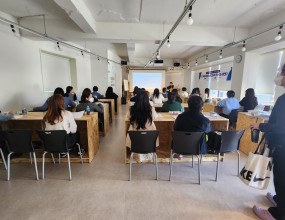 ■ 일시 : 2023.10.31 (화) 13:00 ~ 15:00■ 장소 : 중구 성남동 카페숨 3층■ 울산상담소시설협의회 종사자 보수교육을 중구 성남동 카페숨에서 진행하였습니다. 